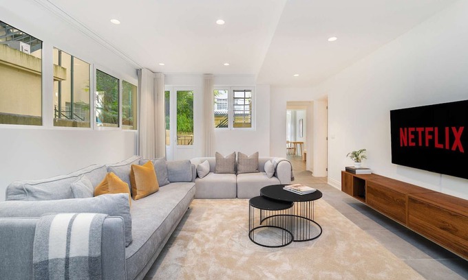 Sao Sebastiao da Pedreira Apartment | Stylish Oasis near Parque Eduardo VII