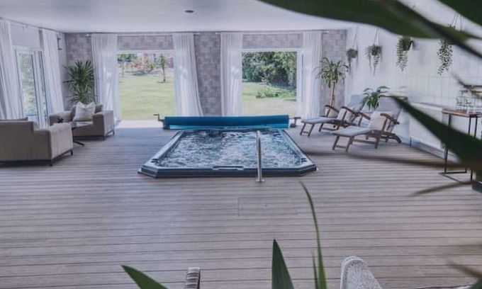 Earls Barton House | Luxury 8-Bed Country Retreat with Private Spa – Sleeps 16