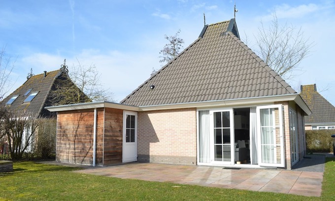 Eernewoude House | Waterfront bungalow with private jetty