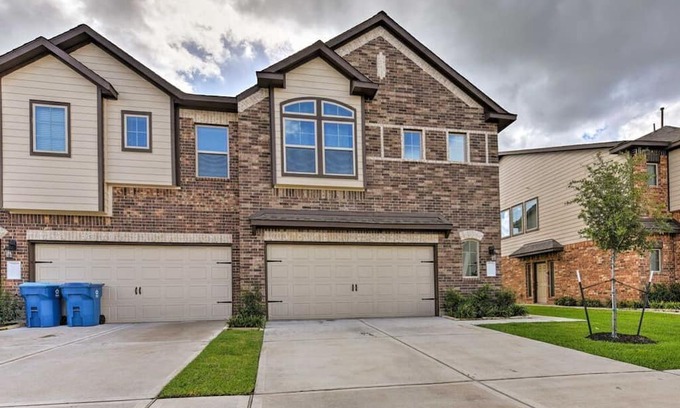 Rosenberg House | Modern 3BR Home w/Fenced Backyard - Across from Brazos Town Center