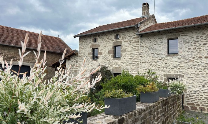 Bersac-sur-Rivalier Cottage | GÎTE DE LA FONTAINE in the countryside of the Monts d'Ambazac