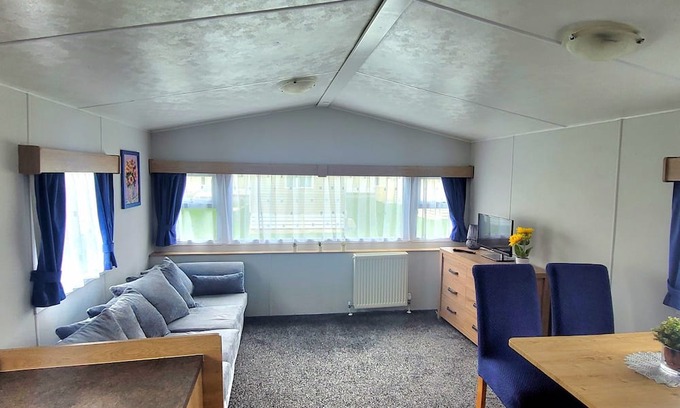 Chichester House | Stunning Holiday Home Beautiful Lakeside Views 15 Mins from Goodwood