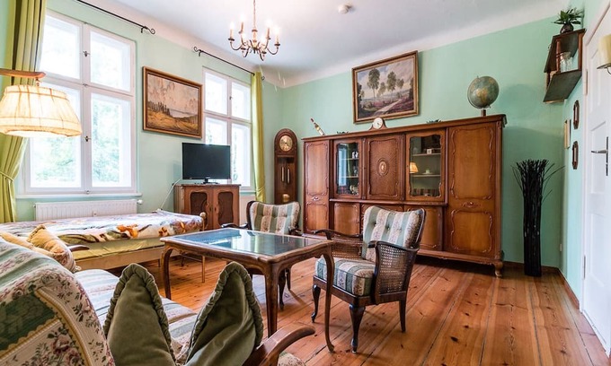 Babelsberg Nord Apartment | Apartment 'Ferienwohnung Romantika I, 45 Qm' with Shared Pool, Shared Garden and Wi-Fi