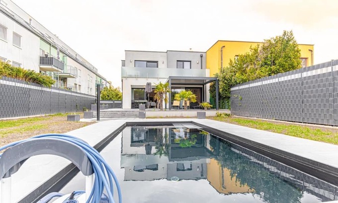 Stammersdorf Villa | One of a kind Luxury Pool Villa w/Sauna - Pets