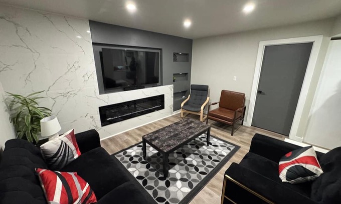 Transcona House | Cozy 3-Bedroom Basement Suite with Private Entrance