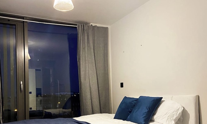Bordesley Apartment | Central Birmingham Luxury 2 Bedroom Apartment with Fast WiFi and Games Table