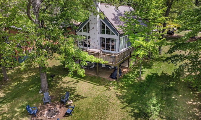 Oxford House | Lakefront getaway on beautiful Lake McGinnis, just a short drive from Wisconsin Dells!