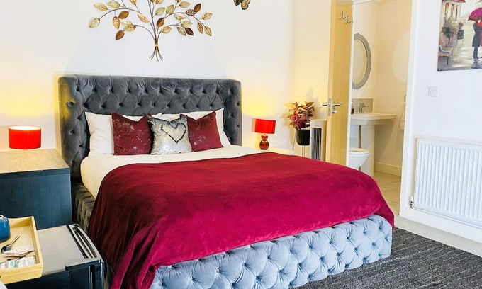 Killingbeck House | Igloo Magnolia "Genie" En-suite Room | Breakfast | Free Parking