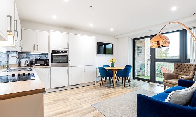 Thamesfield Apartment | Modern 2-Bed Apartment by the Thames