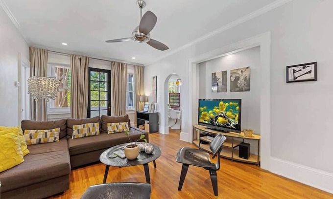 Cherry Condo | Charming Myers Park 2BR King Condo | Porch