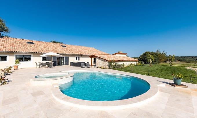 Bazas Bed & Breakfast | Bed and Breakfast 'Le Palmier Exotique' with Shared Pool, Shared Terrace, and Wi-Fi