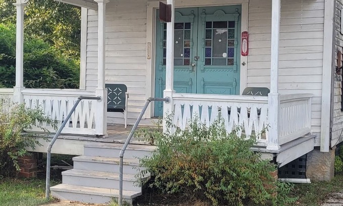 Centreville Apartment | Charming old country store style residence in the town of Brent, Alabama.