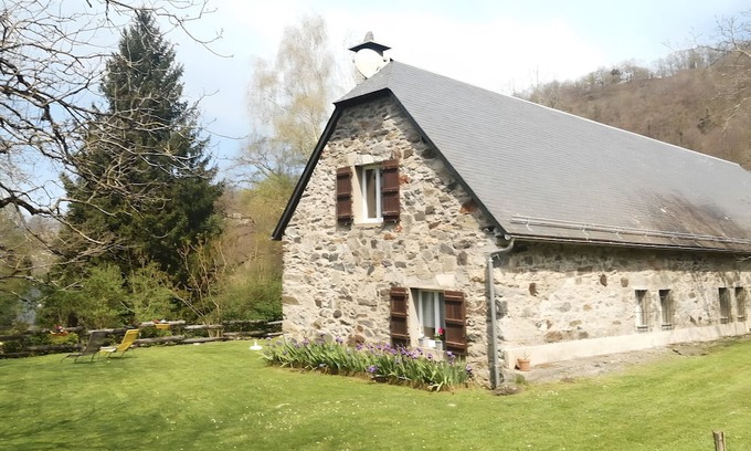 Artalens-Souin House | Holiday Home 'Baou' with Mountain View, Private Terrace and Wi-Fi