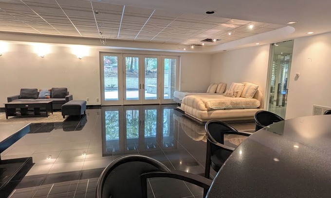 Montville Apartment | Cozy large space with private Sauna, gym & office in a tranquil neighborhood