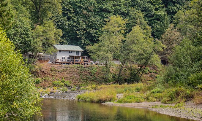 Kalama House | Updated Riverfront Home with Stunning Views, Deck, Kayaks, Fireplace
