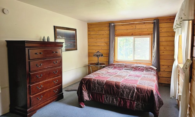 Kenny Lake Cabin | Spruce House: 8 Bedroom Family Cabin