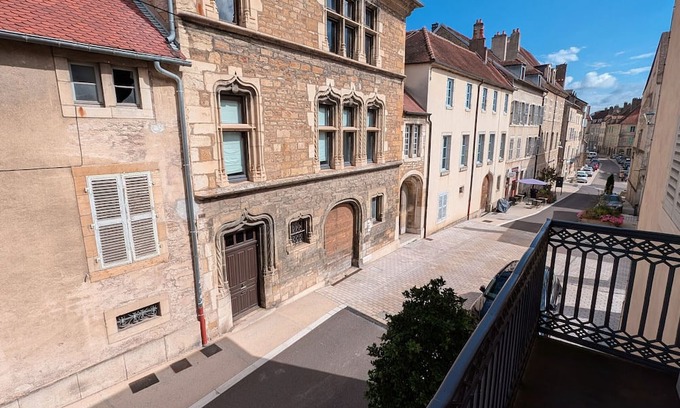 Vesoul Cottage | Charming apartment in the heart of Vesoul with private parking