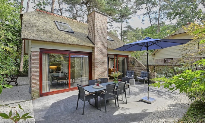 Rekem House | Beautiful house in the woods on park by water