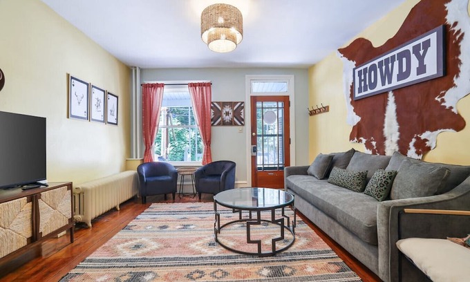 Ashfield Apartment | Spacious Broadway Home/Downtown Western Modern Charm with parking