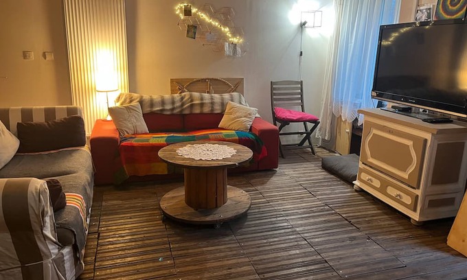 Saint-Germain-dEsteuil House | Holiday Home 'D'Amélie' with Shared Terrace, Shared Garden and Wi-Fi