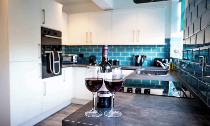 Tamworth House | 3 Bed Town Centre House with Parking in Tamworth