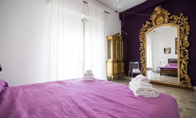 Reggio Calabria Bed & Breakfast | Room with private bathroom in the city center.
