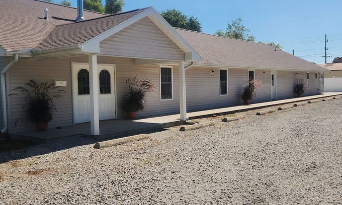 Mattoon House | Bring The Whole Crew, We've Got Room!