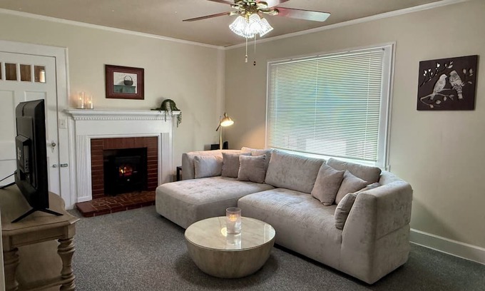 Anderson Cottage | Private Deck + Yard - Sleep Number Bed for comfortable stay 💕