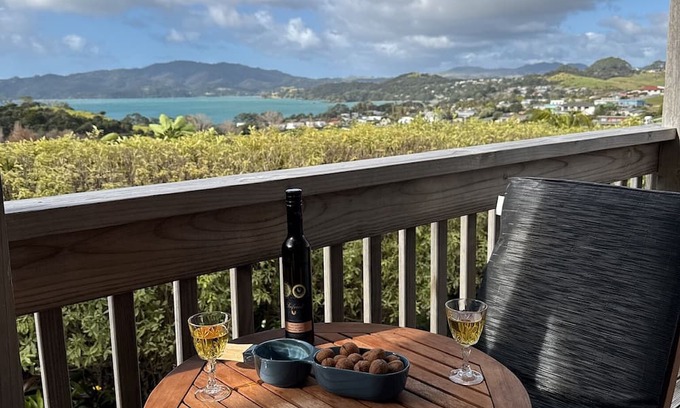 Cable Bay House | Breathtaking Bay Views | Walk to Coopers Beach