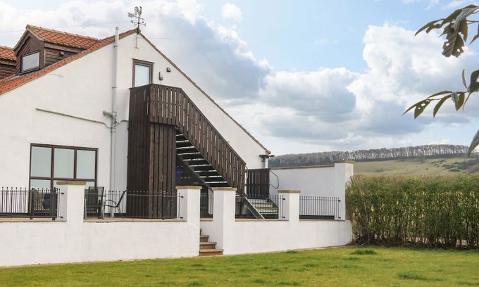 West Heslerton House | EAST COTTAGE, pet friendly, with a garden in Rillington