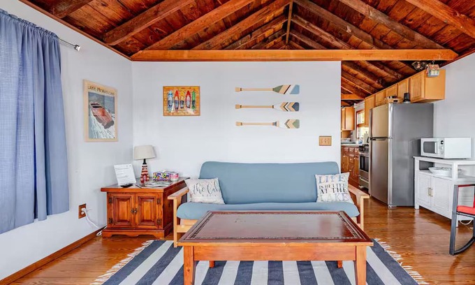 Hopatcong House | Adorable Lakefront 1 bd guest house