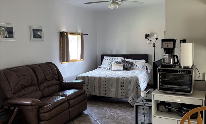 Worland Cabin | Dog friendly with fenced in back yard Peaceful cabin with AC in charming Worland
