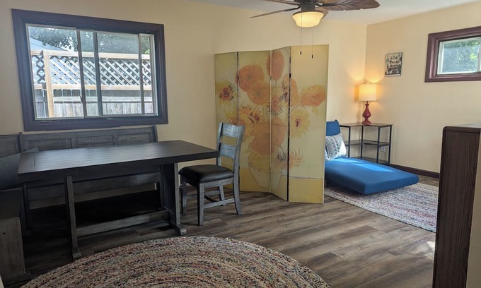 Moorhead House | Sunflower House by the River