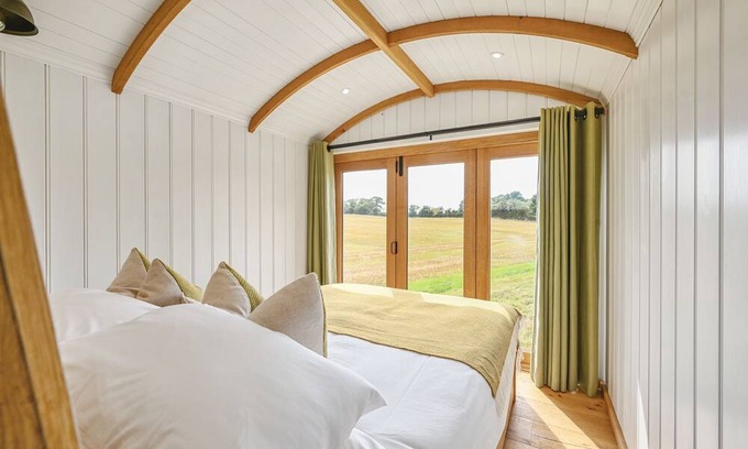 Rye Cabin | Pelsham View - sleeps 2 guests in 1 bedroom