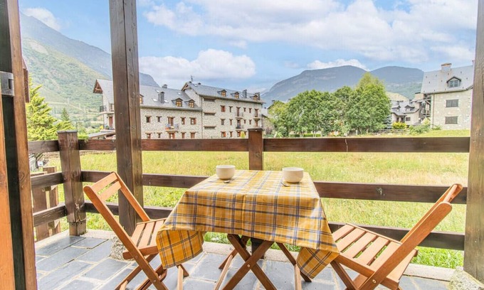 Linsoles Apartment | Charming Pyrenean Flat with Terrace, Views & Pool