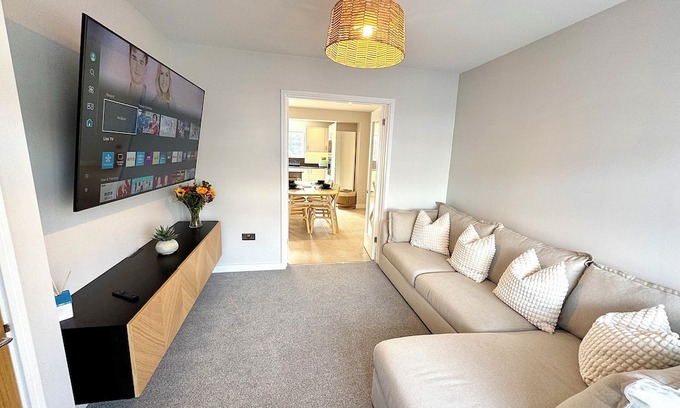 Acresford House | Modern 2-bed house, Coventry with EV charger