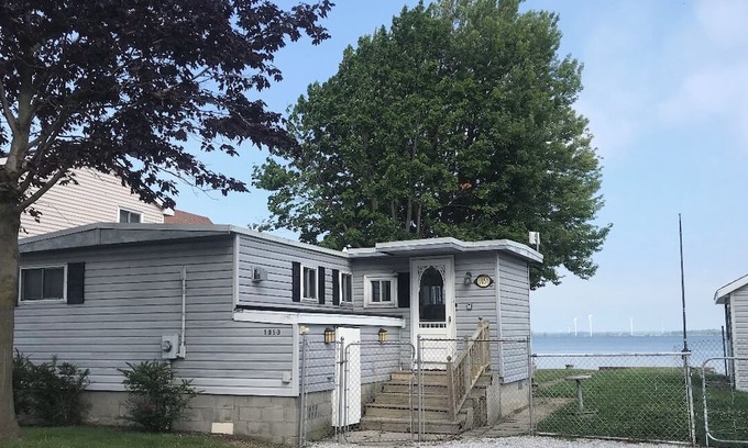 Harwich House | Cozy Cottage on Rondeau Bay in Erieau steps from local restaurants!