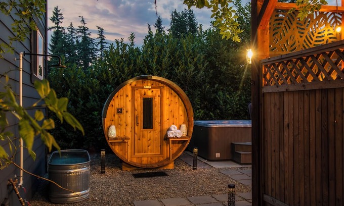 Campbell River House | Private Sauna, Hot tub cold plunge retreat steps away from Golf course.
