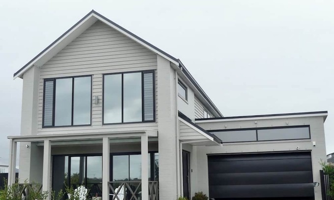 Karaka House | Elegant Minimalist Karaka Stay – Prime Location/Close to Motorway