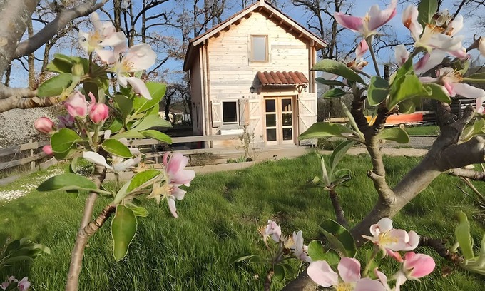 Varen Ski Chalet | Guest Room 'Au Chant Des Oiseaux - Rouge Gorge -' in Varen, Wood-Fired Pizza and Wi-Fi