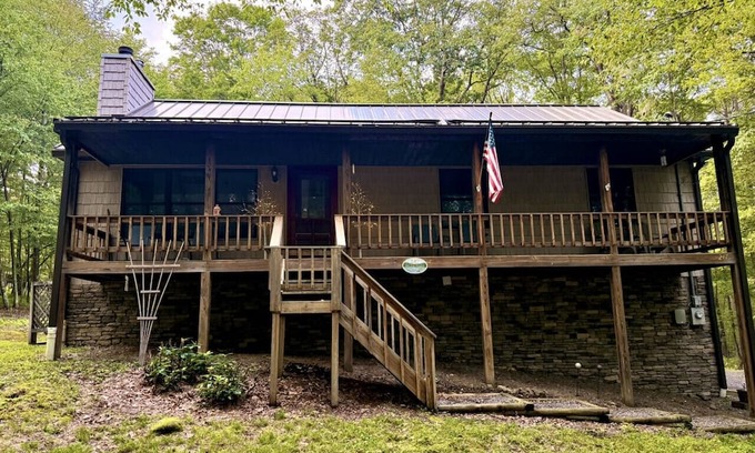 Alpine Lake Apartment | On the Rocks 4BR w/loft cabin tucked in the woods