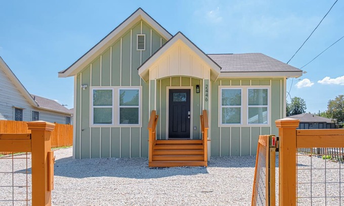 Eastside Promise Neighborhood House | Generous 5BR/3BA Haven Close to Alamo & Riverwalk!