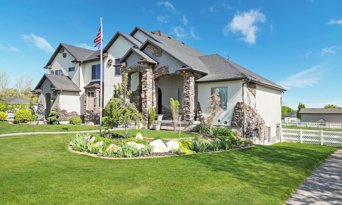 Bluffdale House | Spacious 10 Bedroom Luxury Home with Gym and Theatre Room