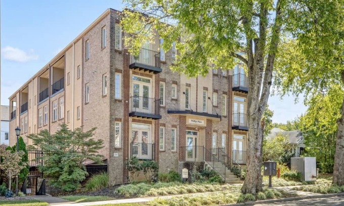 West End Condo | 3203 Long BLVD