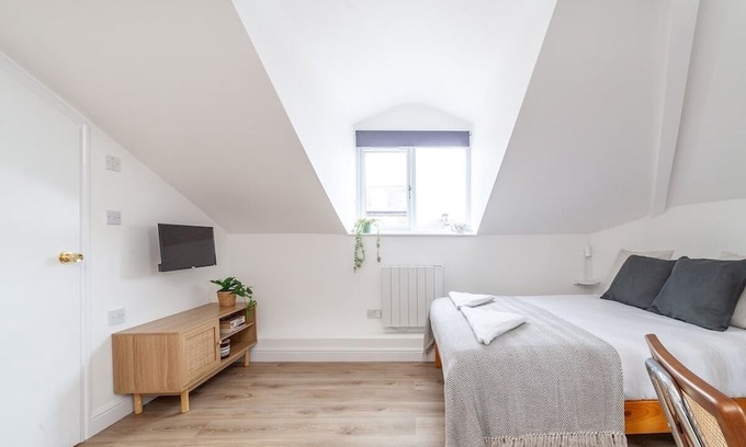 Fortune Green Apartment | Spacious & Bright Studio flat