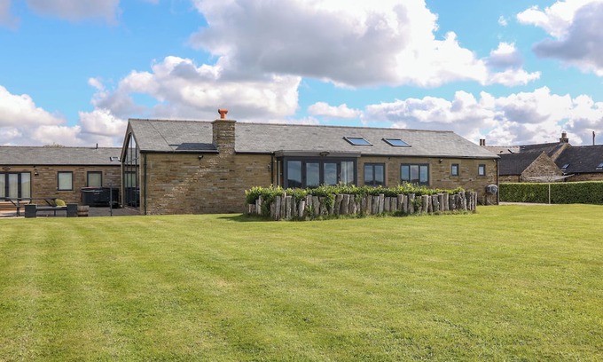 Totley House | HIGHGATE HOUSE, family friendly, with hot tub in Dronfield