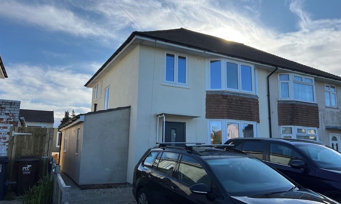 Gosport Apartment | 3-4 BR house | Home from home | front+rear parking