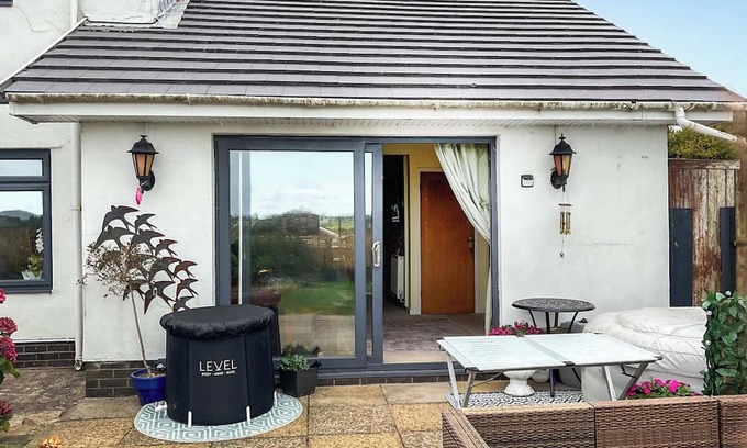 Flemingston Cottage | 1 bedroom accommodation in St Athan , near Cardiff