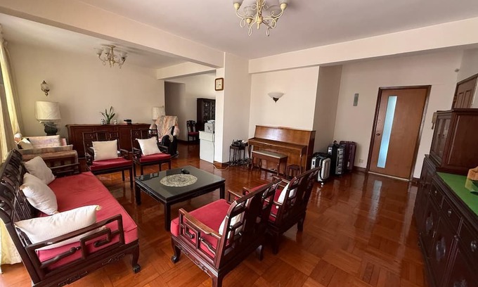 Kowloon Apartment | Brilliant 4-bedroom and 2.5 bathrooms apartment with AC in Kowloon Tong