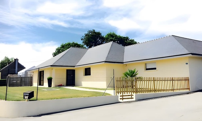 Locmaria-Grand-Champ House | Gite PMR for 13 People L'Orchidée – Single Storey